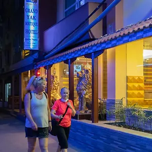 Grand Yak Boutique Отель